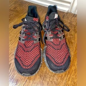 Men’s adidas tennis shoes in great condition! Size 10.5